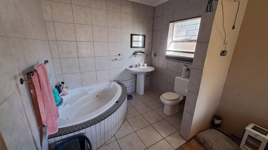 5 Bedroom Property for Sale in Amandelrug Western Cape